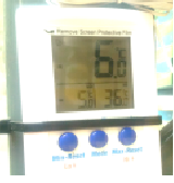 Electronic thermomter displaying minimum temperature 5 degrees celsius, maximum 36 degrees celsius and actual temperature 6 degrees celsius.